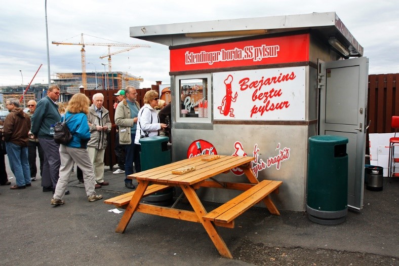 hot dog stand with people in Iceland