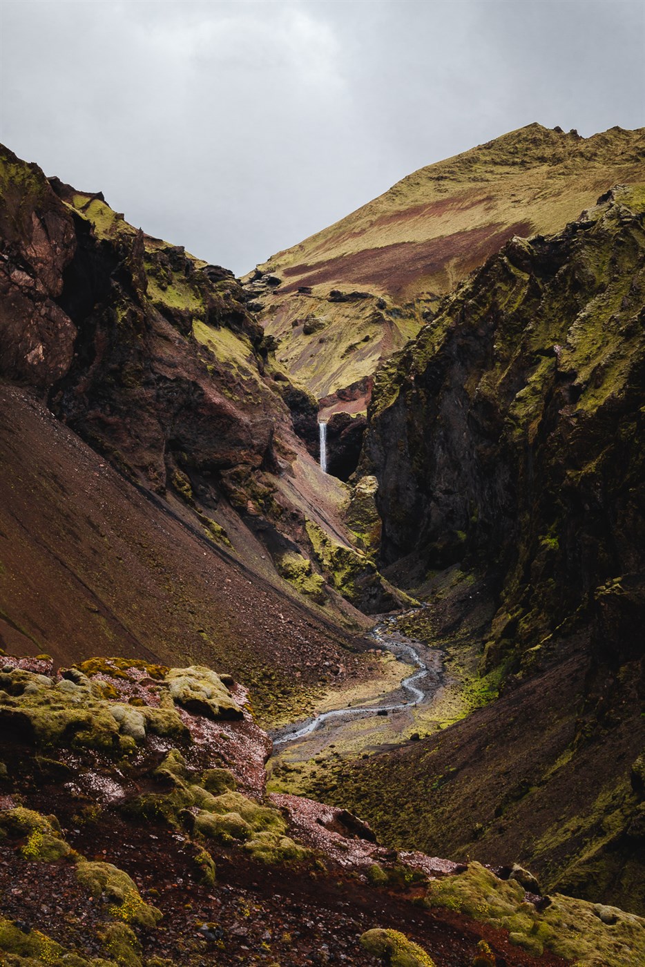 The Þakgil canyon trail delivering cinematic vibes and suspiciously perfect lighting – Iceland showing off again.