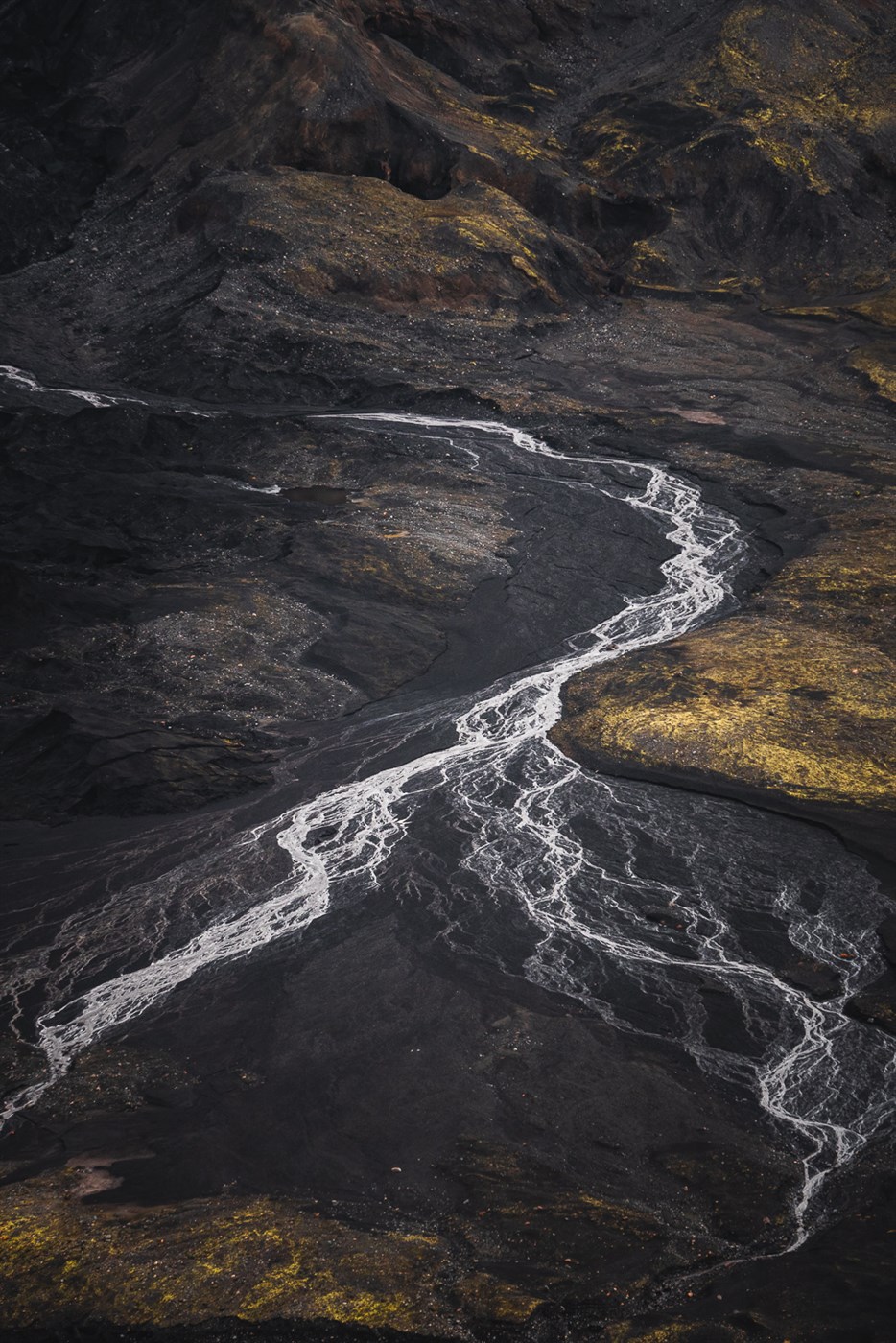 Stark contrasts and dramatic curves where old lava meets water – proof that Iceland doesn’t do boring landscapes.