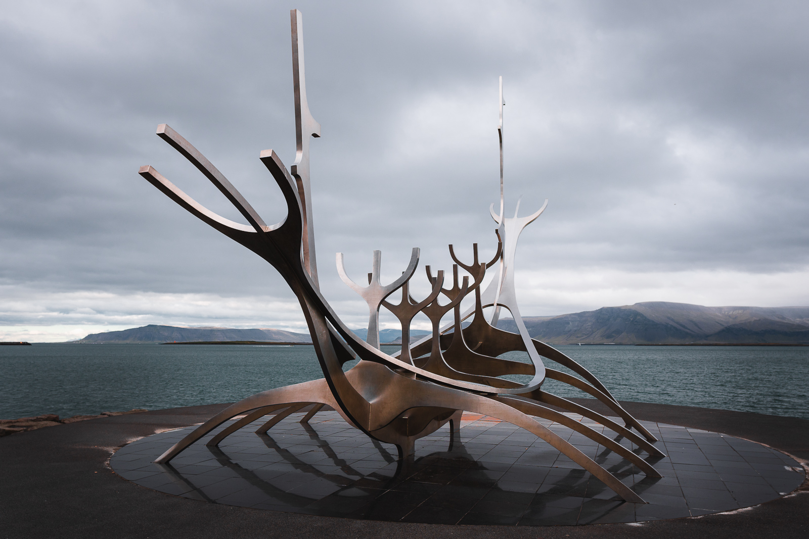 A futuristic dreamboat sculpture facing the sea, Sólfarið captures Reykjavík’s soul: poetic, windswept, and slightly mysterious.