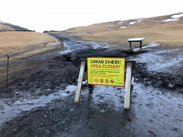 Area Closed Sign on Icelandic Hiking Trail A warning sign blocks access to a damaged trail in Iceland, reminding hikers to respect nature and follow closures.
