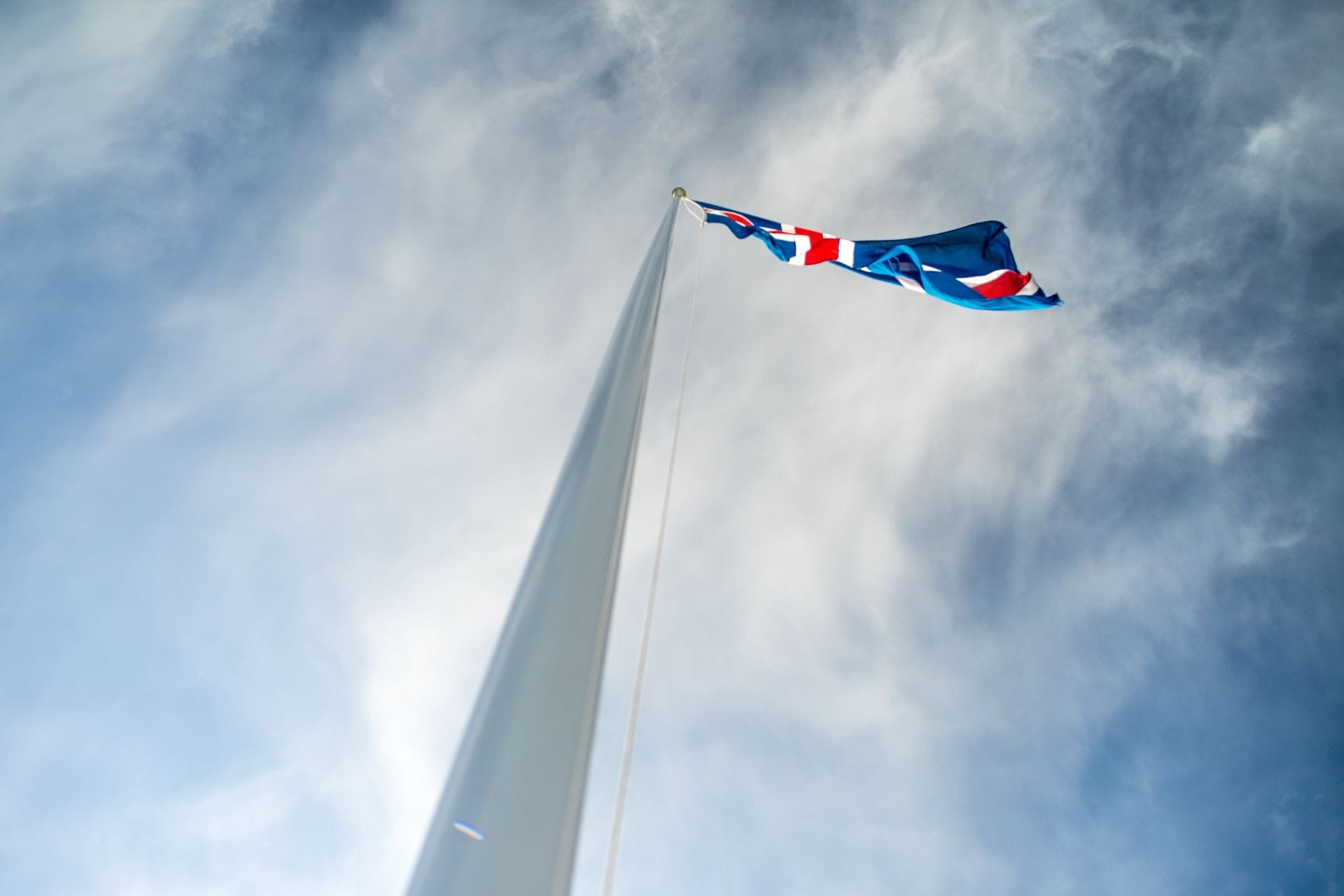 Bandiera islandese fluttuante nell'aria, cielo blu.