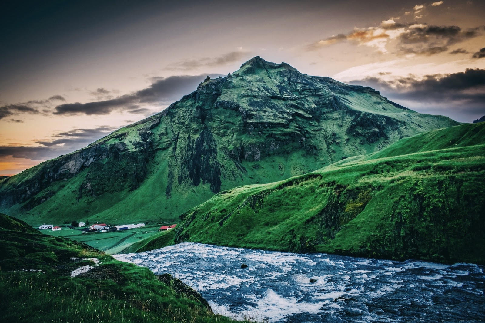 Photo : Iceland sunset in the top of Skogafoss