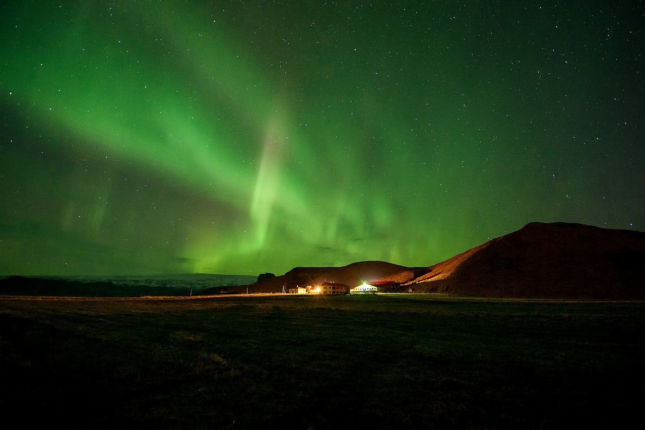 Aurora boreal sobre granja en el norte de Islandia