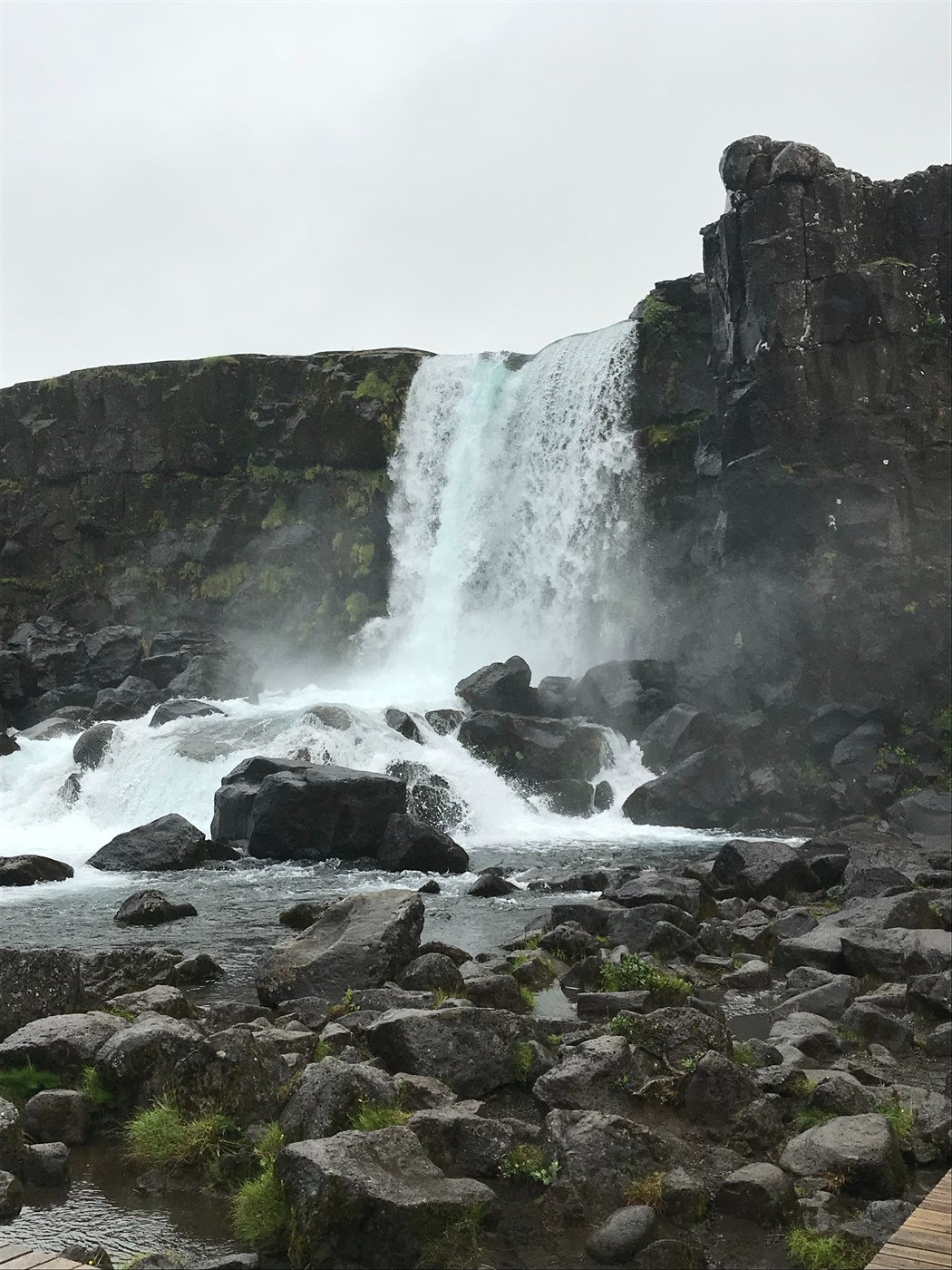 The powerful Öxarárfoss waterfall cascading over rocks in Þingvellir, a highlight for hikers in Iceland