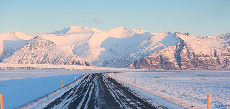 Ring Road in inverno in Islanda, neve, strada e montagne.