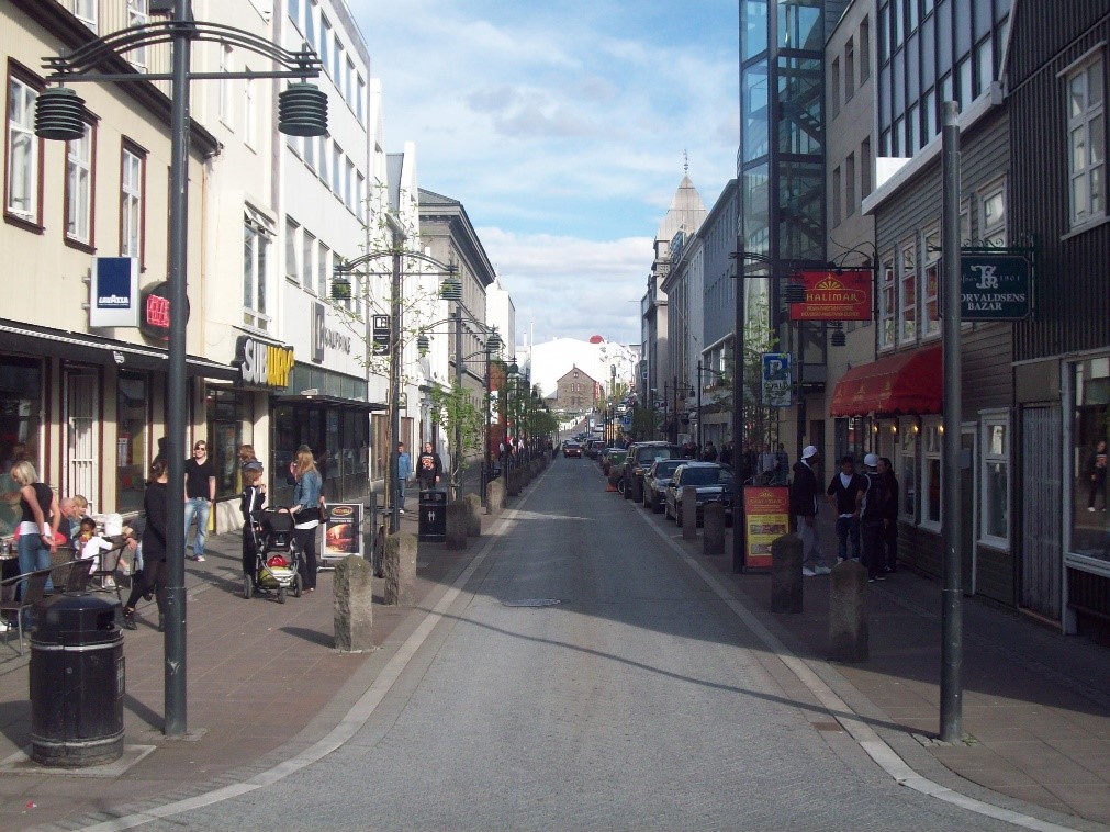 Persone che camminano nella strada Austurstræti nel centro di Reykjavik.